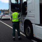 La Guardia Civil sorprende a dos conductores intercambiando en marcha su posición al volante de un camión.-GUARDIA CIVIL BURGOS