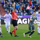 No fue un gol de Zubeldia, aunque lo festejó como si lo fuera.El árbitro anula el gol de Olivas ante la mirada incrédula de Antoñito.-J. M. LOSTAU