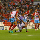 De Tomás cae en su intento de llevarse el balón.-PHOTO-DEPORTE