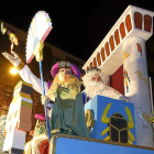 El rey Melchor con uno de sus pajes en el desfile en Pajarillos.-J. M. LOSTAU