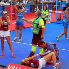 Las asistencias médicas atienden a Salazar tras sufrir su lesión de rodilla.-MONTSE ÁLVAREZ