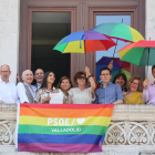 Concejales del PSOE cuelgan la bandera arcoiris en una ventana del Ayuntamiento.- TWITTER