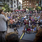 Encuentro de Colau con vecinos en la plaza de Navas del Poble-sec, en junio.-CARLOS MONTAÑES