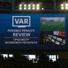 Una pantalla avisa de la revisión de una jugada mediante el VAR en el Mundial de Rusia. /-GETTY IMAGES