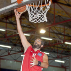 El jugador de la Uva Pedro entra a canasta.-J.C.C.