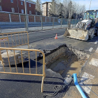 Una excavadora cava una zanja en la lugar de la fuga de agua en la avenida de Gijón.-P. REQUEJO
