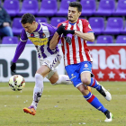 Óscar González pugna por el esférico en el partido contra el Sporting-J.M.Lostau