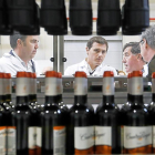 Albert Rivera escucha al presidente de la bodega Cuatro Rayas, Fernando Prieto, ayer, durante su visita a la elaboradora de LaSeca.-J. M. LOSTAU