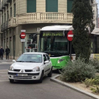 El vehículo municipal bloqueando el paso de los autobuses en el cruce de la calle Cánovas con Regalado.-E. P.