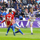 Álex Pérez observa el remate de Míchel en el Valladolid-Sporting; ambos serán baja mañana por sanción.-J. M. LOSTAU
