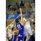Graham-Bell lucha por un ebote ante Gallardo.-PHOTOGENIC