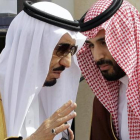 El rey Salman bin Abdulaziz con su hijo, el príncipe heredero, Mohammad bin Salman en Riad-AP