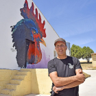 Rodrigo Barriuso, delante de uno de los murales de Villangómez, que es una alegoría a las granjas avícolas de la localidad. / ArgiComunicación