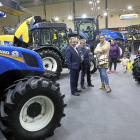 Un grupo de visitantes entre la maquinaria durante la nauguración de la Feria Agraria en Valladolid.-J.M. LOSTAU