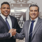 Apretón de manos entre Ronaldo y Gómez tras la ampliación del contrato del director deportivo.-REAL VALLADOLID