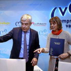Luis Garicano y Ángela de Miguel al comienzo de la charla en el salón de actos de la CVE .-Miriam Chacón