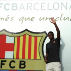 Dembélé saluda en la fachada de lasoficinas del Barça.-REUTERS / ALBERT GEA
