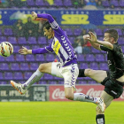 Álvaro Rubio intenta controlar un balón pese al acoso del jugador del Leganés-J. M. Lostau
