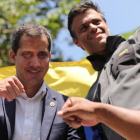 Juan Guaidó y Leopoldo López en una concentración con simpatizantes en el bastión opositor caraqueño de Altamira.-EFE