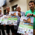 Mariano Lázaro Cubo (2I) y Jorge Guerra (D), miembros de la Asociación Deportivo y Cultural del Cuerpo de Bomberos de Segovia, junto con el padre de Leo, Benjamin (I), dan a conocer la nueva iniciativa solidaria 'La ruta de los castillos'-Ical
