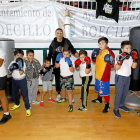 Los representantes de la cantera vallisoletana en elCampeonato de España posan con la guardia en alto junto a su entrenador, el cuatro veces campeón de España SalviJiménez. Entre ellos Carlos Iglesias  (el más pequeño del gripo), subcampeón nacional.-J.M. LOSTAU