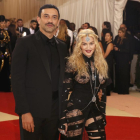 Madonna con el diseñador Riccardo Tisci en la gala MET.-REUTERS / LUCAS JACKSON