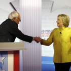 Bernie Sanders y Hillary Clinton se saludan al final del debate demócrata, el jueves en Milwaukee.-AP / MORRY GASH