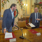 Óscar Puente y el concejal de Hacienda, Antonio Gato, en la presentación del balance del Plan de Empleo 2016.-E. M.