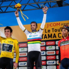 Alejandro Valverde, en lo más alto del podio japonés, junto a Geraint Thomas y el japonés Yukiya Arashiro, con el jersey del Bahráin.-LE TOUR
