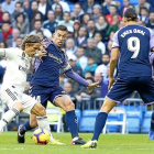 Modric defiende la posesión ante la presión de Alcaraz durante el partido del pasado curso en el Bernabéu. Modric defiende la posesión ante la presión de Alcaraz durante el partido del pasado curso en el Bernabéu.-PHOTO-DEPORTE