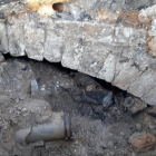 Bóveda de piedra de sillerís sobre un antiguo ramal de La Esgueva que fue descubierta ayer en las obras de reparación de la tubería de San Ildefonso.-E. M.