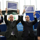 Julio Borges (segundo por la derecha), Antonio Ledezma y la esposa de Daniel Ceballos muestran el premio Sajarov, en Estrasburgo.-EFE / IAN LANGSDON