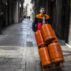 Un repartidor de butano por las calles del centro de Barcelona.-JOAN S. PUIG PASQUAL (EL PERIÓDICO)