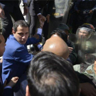 Juan Guaidó es impedido a entrar al Parlamente por la policía de Venezuela.-AP