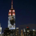 El león Cecil también fue proyectado en el Empire State durante la noche.-Foto:   EDUARDO MUÑOZ / REUTERS