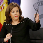 La vicepresidenta del Gobierno, Soraya Sáenz de Santamaría durante la rueda de prensa ofrecida este viernes al término del Consejo de Ministros.-EFE