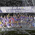 La plantilla del Real Valladolid celebra en el campo después del partido al más puro estilo ‘Champions’ el ascenso.-ROBERTO FERNÁNDEZ