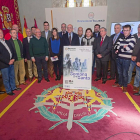 Jesús Julio Carnero junto con los alcaldes y representantes de las once juntas de cofradías de la provincia.-E.M.