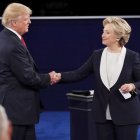 Donald Trump y Hillary Clinton se saludan antes de su segundo debate electoral, el último nueve de octubre en Misuri.-JIM YOUNG / REUTERS / REUTERS