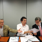 Los secretarios autonómicos de UGT y CCOO, Agustín Prieto (I) y Ángel Hernández, firman con el presidente de Cecale, Santiago Aparicio un acuerdo para impulsar la Negociación Colectiva y el SERLA-Ical