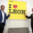 El alcalde de León, Antonio Silván, asiste a la inauguración de la nueva sede del Círculo Empresarial Leonés en el centro de la capital. Junto a él, el presidente del CEL, Julio César Álvarez-ICAL