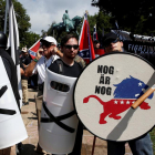 Supremacistas blancos, con sus emblemas.-JOSHUA ROBERTS (REUTERS)