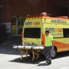 Una ambulancia, a las puertas del Hospital Vall d'Hebron, donde está ingresado el niño con difteria.-Foto: ELISENDA PONS