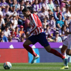 Morata intenta zafarse de Nacho.-AFP