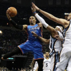 Russell Westbrook entra a canasta obstaculizado por Vince Carter y Marc Gasol.-EFE / MIKE BROWN