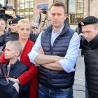 Alexéi Navalni con su mujer Yulia y su hijo Zahar en una protesta el pasado mes de mayo en Moscú.-AFP / IVAN VODOPYANOV
