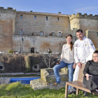 Pilar, propietaria del complejo hotelero y del castillo (detrás), junto a los cocineros Javier Fernández y Nerea Hernández.-ARGICOMUNICACIÓN