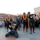 La tuna ayer en la Plaza Mayor.-PHOTOGENIC/ ROBERTO FERNÁNDEZ