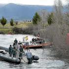 Equipos de rescate en el embalse del Pontón Alto, cerca de La Granja.-T.S.