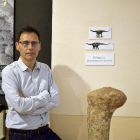 El experto Fidel Torcida, con raíces en la comarca salense, en una de las dependencias del Museo de los Dinosaurios de Salas de los Infantes (Burgos) -que dirige desde hace 17 años-, junto a un hueso del Demandasaurus.-E. M.